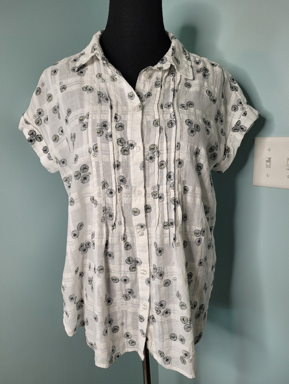 Jane and Delancey Daisy Flower Pintuck White Short Sleeve Button Top Womens M